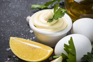 Siyah taş masada mayonez sos. 