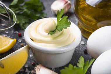 Siyah taş masada mayonez sos. 