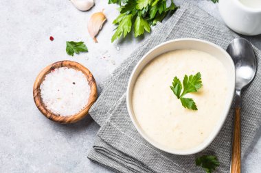 Patates ve tavuk çorbası krem.