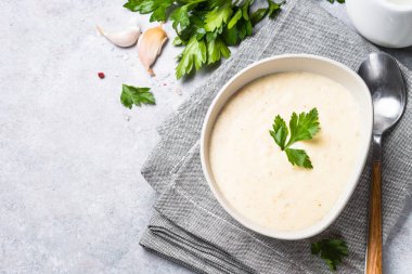 Patates ve tavuk çorbası krem.