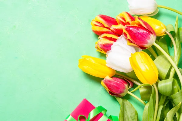 Fondo de flores planas. Tulipanes y presente . —  Fotos de Stock
