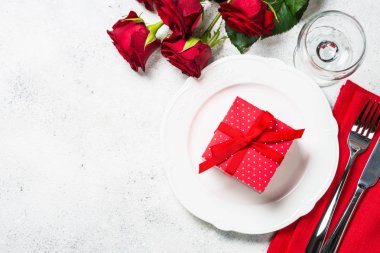 Romantik tatil sofra plaka, gül ve hediye.