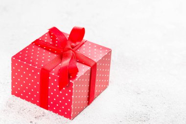 beyaz üzerine kırmızı hediye kutusu.
