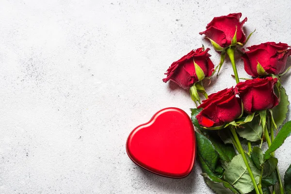 Dia dos Namorados fundo. Rosas vermelhas e coração em branco . — Fotografia de Stock