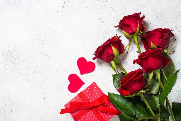 Valentinstag Hintergrund. Rote Rosen, Herzen und Geschenk auf weiß. — Stockfoto