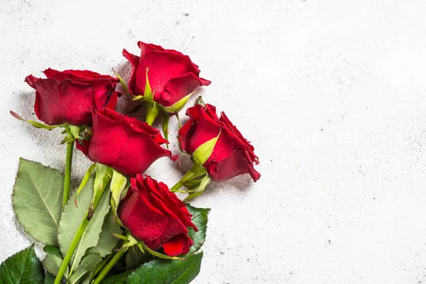 Rote Rosen Blumenstrauß auf weißem Hintergrund von oben. — Stockfoto
