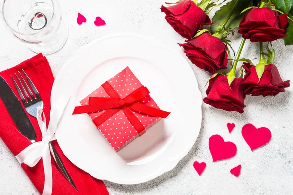 Valentines day table setting with plate, roses and present. — Stock Photo, Image