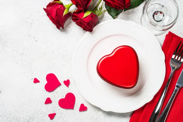 Valentines day table setting with plate, roses and present. — Stock Photo, Image