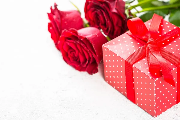 Rosas rojas flor y caja de regalo en blanco . — Foto de Stock