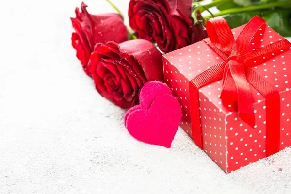 Fondo del día de San Valentín. Rosas rojas, corazones y presentes en blanco . — Foto de Stock