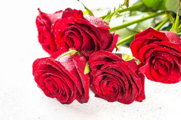 Kytice červených růží na bílém pozadí pohled shora. — Stock fotografie