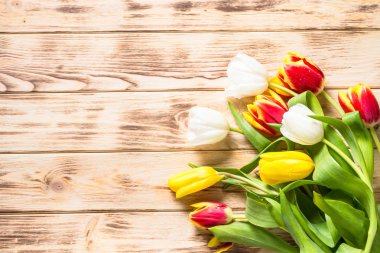 Lale ahşap masa üzerinde. Çiçek arka plan.