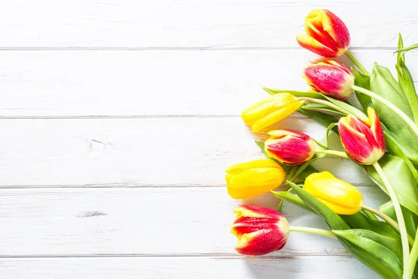 Tulipanes sobre mesa de madera blanca . —  Fotos de Stock