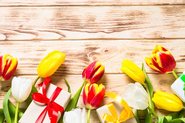 Tulipanes flor y caja presente en mesa de madera . —  Fotos de Stock