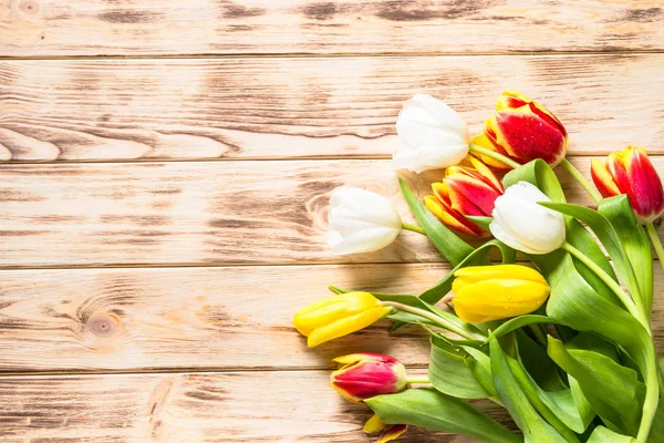 Tulipanes sobre mesa de madera. Fondo de flores . —  Fotos de Stock