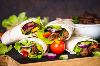Sığır eti ve sebze ile burrito tortilla saran.