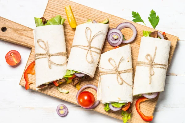 Envolturas de tortilla burritos con carne de res y verduras sobre fondo blanco . —  Fotos de Stock