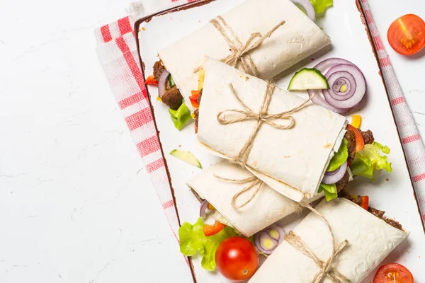 Burritos Tortilla Wraps Med Nötkött Och Grönsaker Vita Träbord Traditionell — Stockfoto