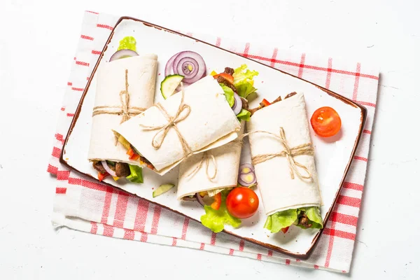 Burritos tortilla wraps med nötkött och grönsaker på vit bakgrund. — Stockfoto