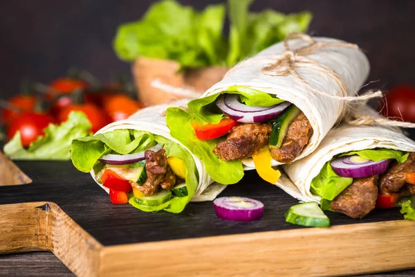 Burritos tortilla membungkus dengan daging sapi dan sayuran . — Stok Foto