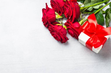 Tatil arka plan ile hediye ve çiçek.