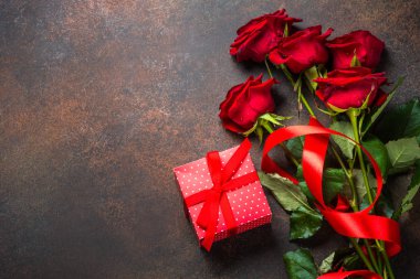 Tatil arka plan ile hediye ve çiçek.