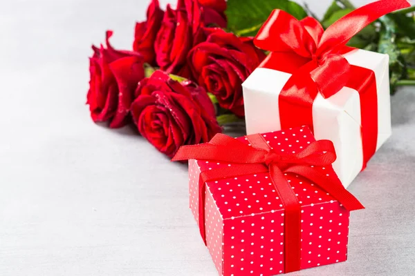 Tatil arka plan ile hediye ve çiçek.