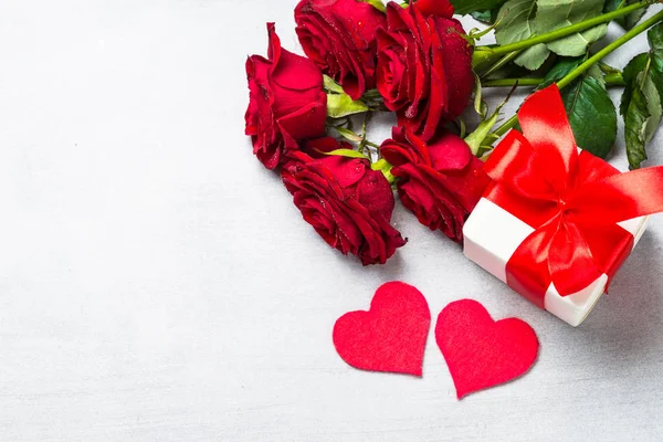 Fondo del día de San Valentín con presente y flor . — Foto de Stock