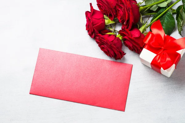 Fundo de férias com envelope, presente e flor . — Fotografia de Stock