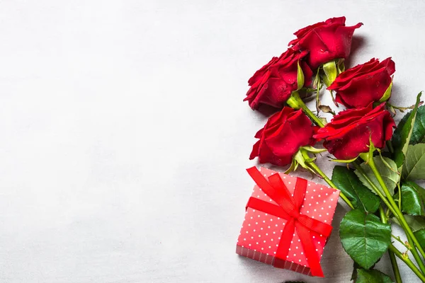Röda Rosor Blomma Och Nuvarande Box Vitt Stenbord Holiday Bakgrund — Stockfoto