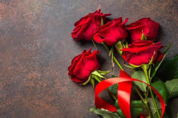 Fondo de vacaciones con rosas rojas . — Foto de Stock