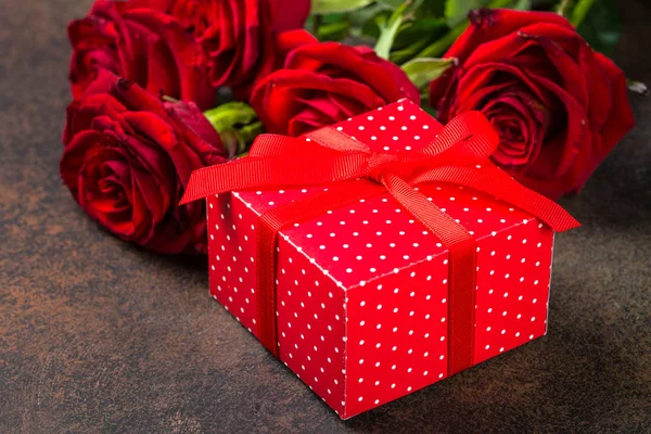 Tatil arka plan ile hediye ve çiçek.