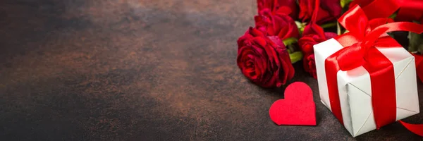 Holiday bakgrund med Valentine, närvarande och blomma. — Stockfoto
