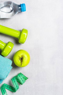 Halter, bant, su ve elma üstten görünüm ölçme.