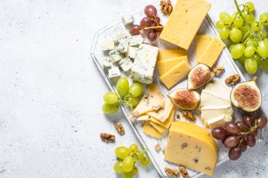 Üzüm, incir ve fındık ile peynir tabağı. 