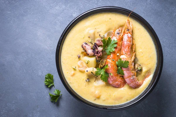 Chowder soup with seafood and prawn shrimps. — Stock Photo, Image