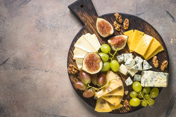 Osttallrik med druvor, fikon och nötter. — Stockfoto