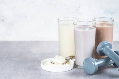 Protein kokteyller ve halter, spor ve fitness kavramı. 