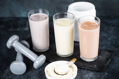 Protein kokteyller ve halter, spor ve fitness kavramı. 