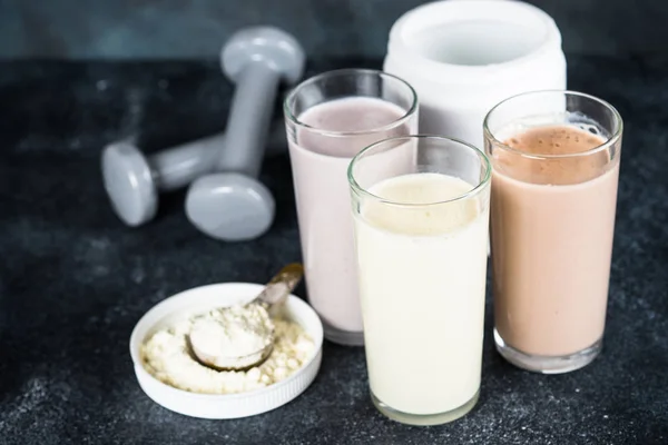 Cócteles de proteínas y mancuernas, deporte y fitness . —  Fotos de Stock