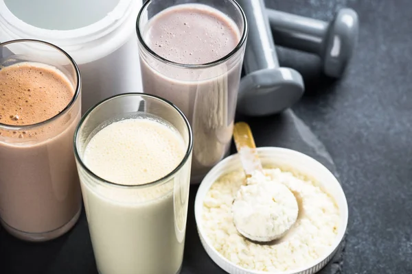 Cócteles de proteínas en vasos, nutrición deportiva . —  Fotos de Stock