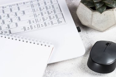 Ofis İşyeri dizüstü bilgisayar, Not defteri, sulu ve beyaz masa üzerine kalem.