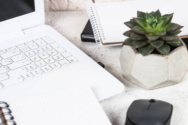 Beyaz masa ofis işyeri.