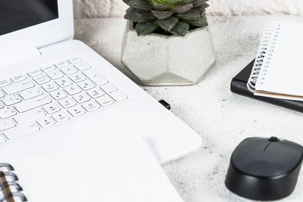 Posto di lavoro ufficio su scrivania bianca . — Foto Stock