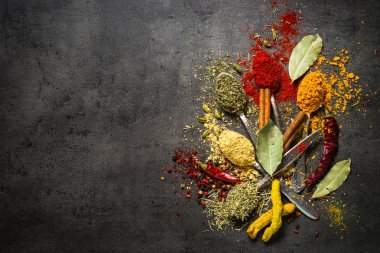 Siyah taş zemin üzerine çeşitli baharatlar ayarla.