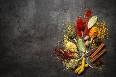 Siyah taş zemin üzerine çeşitli baharatlar ayarla.