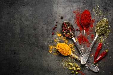 Siyah taş zemin üzerine çeşitli baharatlar ayarla.