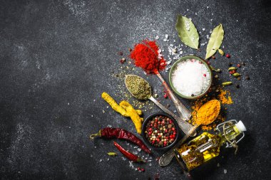 Siyah taş zemin üzerine çeşitli baharatlar ayarla.