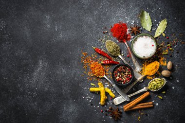 Siyah taş zemin üzerine çeşitli baharatlar ayarla.