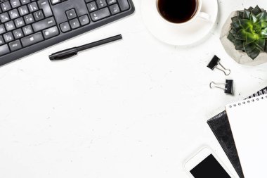 Ofis masası üzerinde beyaz üstten görünüm.